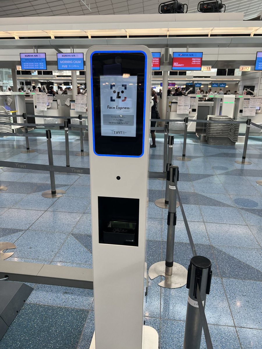 yousukex's tweet photo. 久しぶりの海外出張✈️
カウンターチェックイン時にスタッフの方から説明されて顔認証登録したところ、ファストパスみたいに入国審査の行列をパス出来てとても楽だった☺️
それにしても最近いつも羽田空港に来るたびに、新しいシステムが導入されている気がする🤔
#羽田国際空港
#FaceExpress https://t.co/GCEsFRasH6