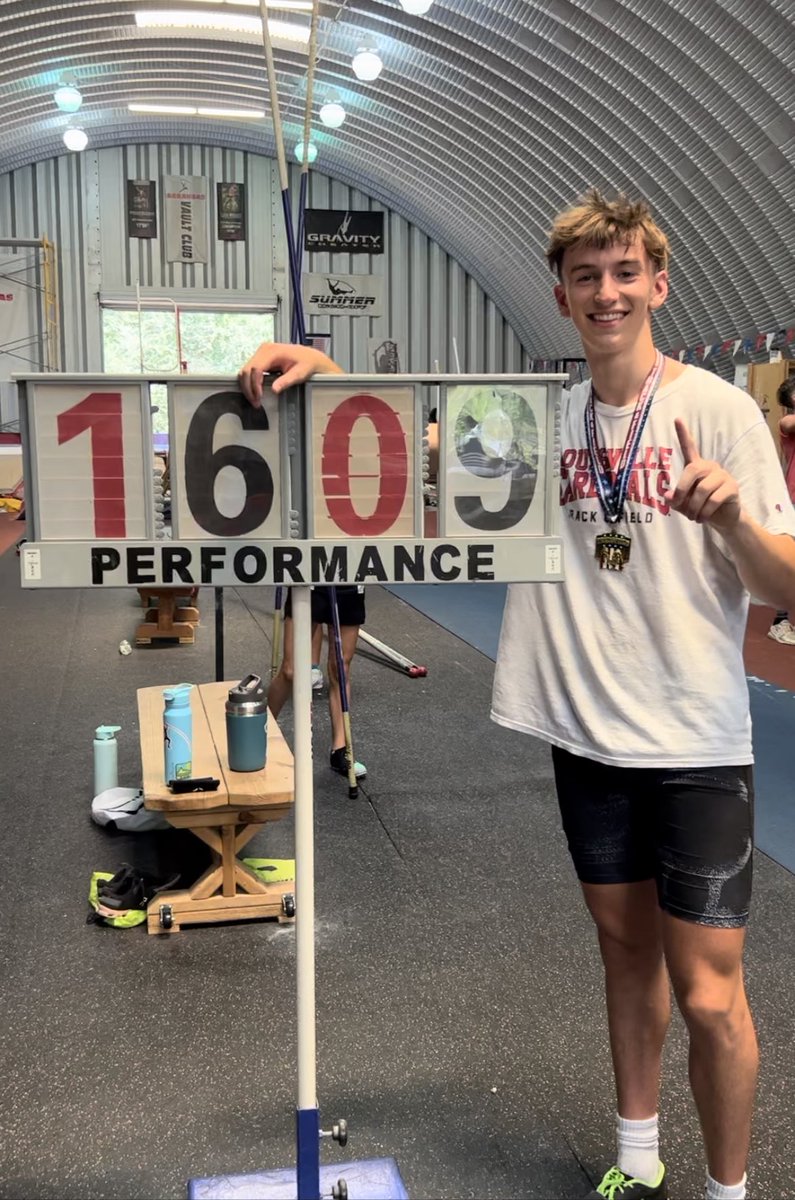 cadedewitt13's tweet photo. Great day at the Freedom Vault at AR Vault Club. @ty_mcphail &amp; I hit new PR’s &amp; won our divisions. Looking forward to competing w/him at Louisville next year.  @armilesplit @LouisvilleTFXC #teammates #polevault https://t.co/tmhpBTp9wY