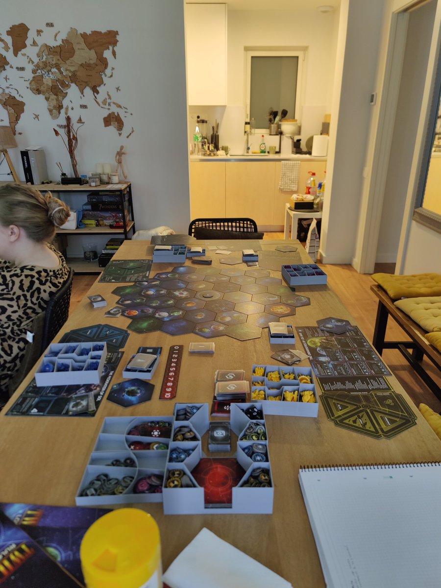 Бахнули впервые партию в сумерки империи. Это мощно. 
Как по мне слишком широкая игра, из-за чего страдает порог входа. Ну и нет механизмов уменьшения даунтайма.
Но это самая комплексная 4х стратегия с гигантской вариативностью, этого не отнять.