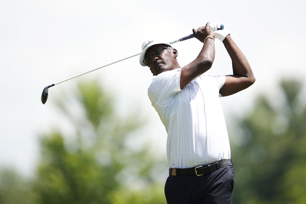 Still in the hunt. T9 heading into Sunday at #ussenioropen 👊🏿