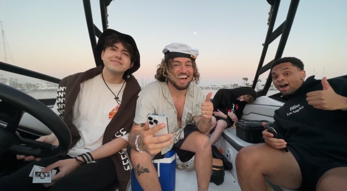CailinLouise's tweet photo. 🧡 FAMILY PHOTO 🧡

#ripreggie  #lostatsea #whaleattack https://t.co/ZYRIg6QhXC