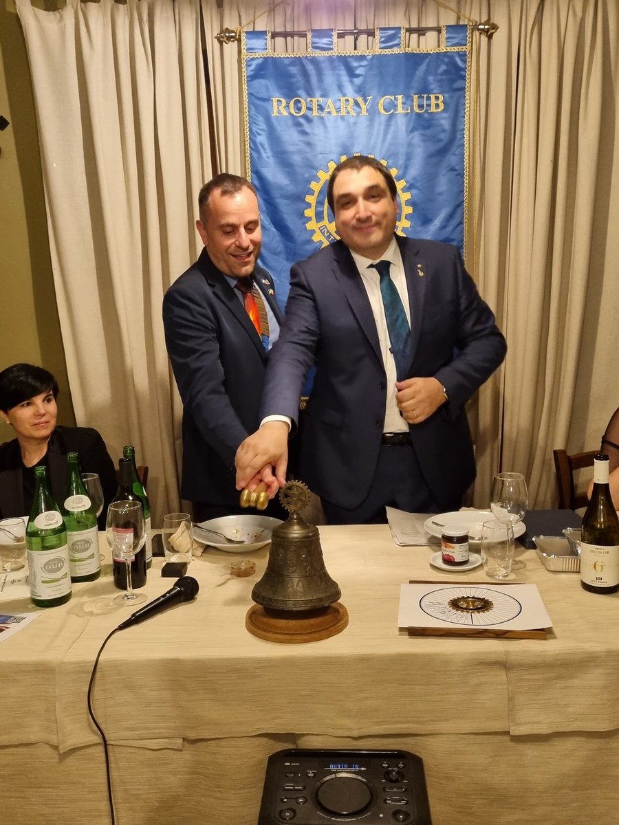RotaryAssisi's tweet photo. Un anno se ne va... #grazieAlessio, buon viaggio a Fabio, neo presidente 2023-2024 https://t.co/EMIPIUQfvr