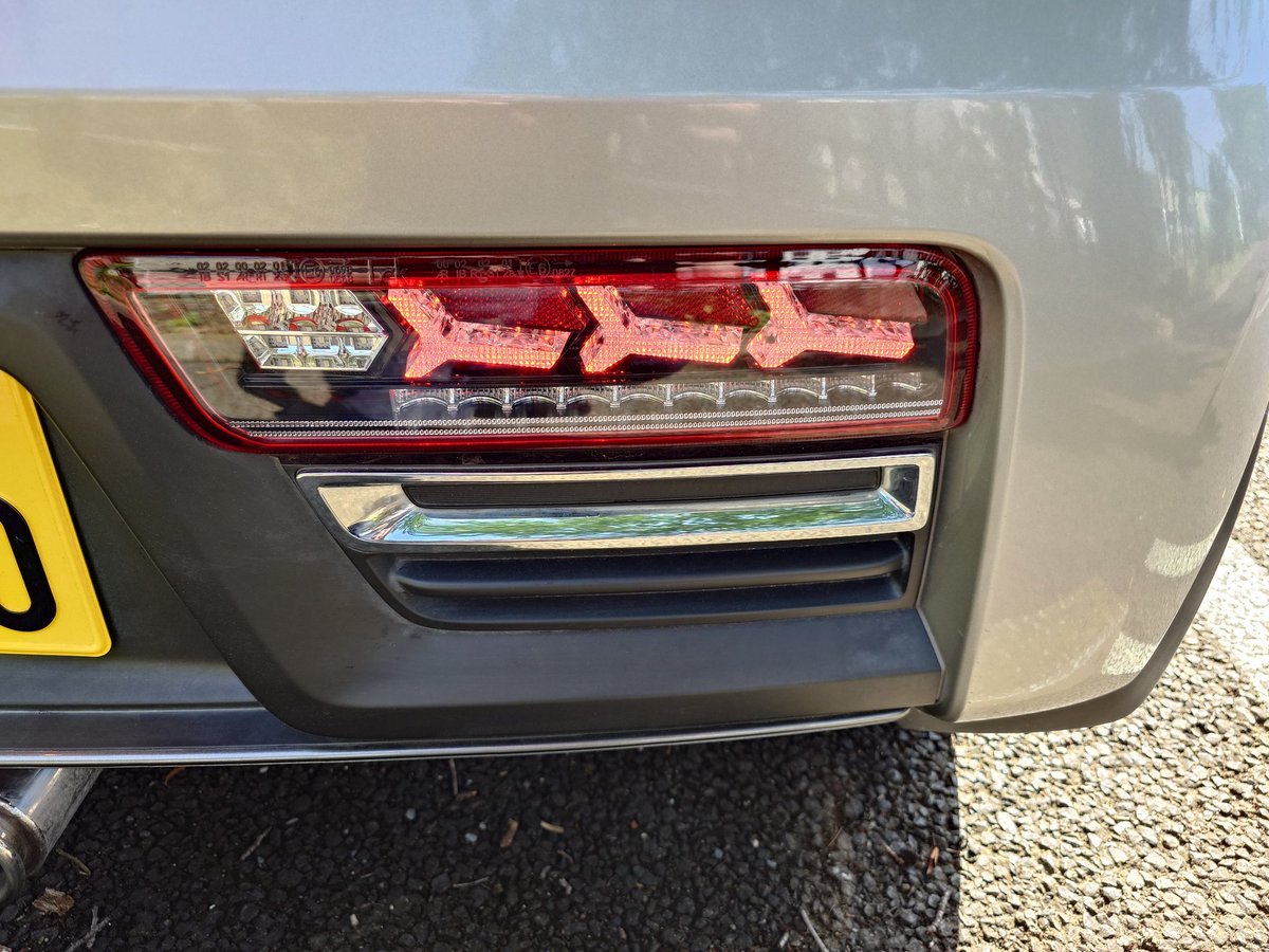 tomtomms3's tweet image. 良い感じ！
シエクルのハイフラキャンセラーのおかげでテールランプは抵抗無しでウインカーいけた
樹脂に熱々の抵抗付けるのは不安だしね！