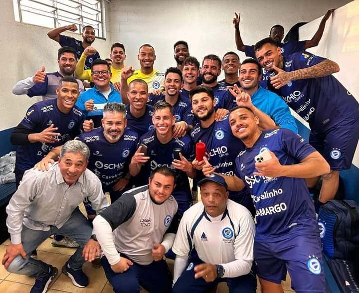 divisaodeacesso's tweet photo. Fim de papo!
VITÓRIAAAAA DO GLÓRIAAAAAA
Monsoon 0x2 GLÓRIAAAAA 

Em um grande jogo no Parque Lami, o Glória venceu o Monsoon pelo placar de 2x0. Com um pênalti defendido pelo goleiro Jorge e dois  gols marcados, um por Adriano Klein e o outro por Wendell,  ainda no primeiro tempo. O Leão da Serra acaba com a invencibilidade da equipe adversária nesta temporada.
Em mais uma  bela atuação a equipe comandada pelo técnico Gabriel Dutra,  conquistou  sua primeira vitoria fora de casa, assumindo a 3° posição na tabela de classificação. 

Parabéns a toda equipe pela entrega e determinação... 👏👏👏👏👏👏👏
Vocês foram gigantes🫶🫶🫶🫶

O próximo compromisso é contra o União Frederiquense, domingo dia 9, no Altos da Glória! 

Torcedor, vamos lotar o Altos da Glória e empurrar nosso time para a classificação!

Texto : Lenita Maraschin/Vice-presidente de marketing do Glória

🗞 @gloriadevacaria via Facebook