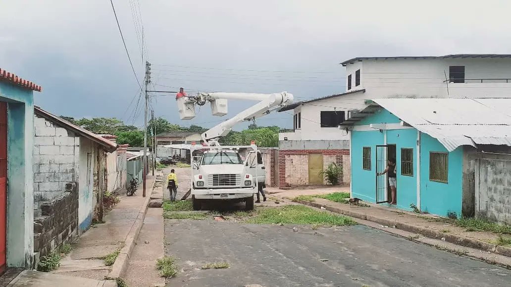 tatachavista's tweet photo. Como parte de la ejecución del proyecto de "Alumbrado Público en el Sector Casco Central de El Manteco", hemos recuperado  el  sistema de alumbrado de la Calle Bolívar, Calle los Ceibos, Calle Santa Teresa y en las comunidades Pueblo Nuevo y Macareo.
#YulisbethLaTataSiTrabaja https://t.co/3T1AQgMD3n