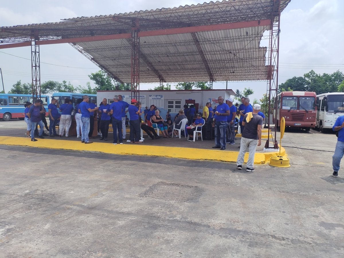 Los trabajadores del transporte,  Comprometidos, Unidos y Profesionales,  Siempre al lado de la Revolución y al servicio del pueblo. #70Moncada 
#ConTodosLaVictoria 
@CubaCentral 
<a href="/UlisesGuilarte/">Ulises Guilarte de Nacimiento</a> 
<a href="/ElizabetBernal6/">Sindicato Nacional de Transporte y Puertos. Cuba</a>