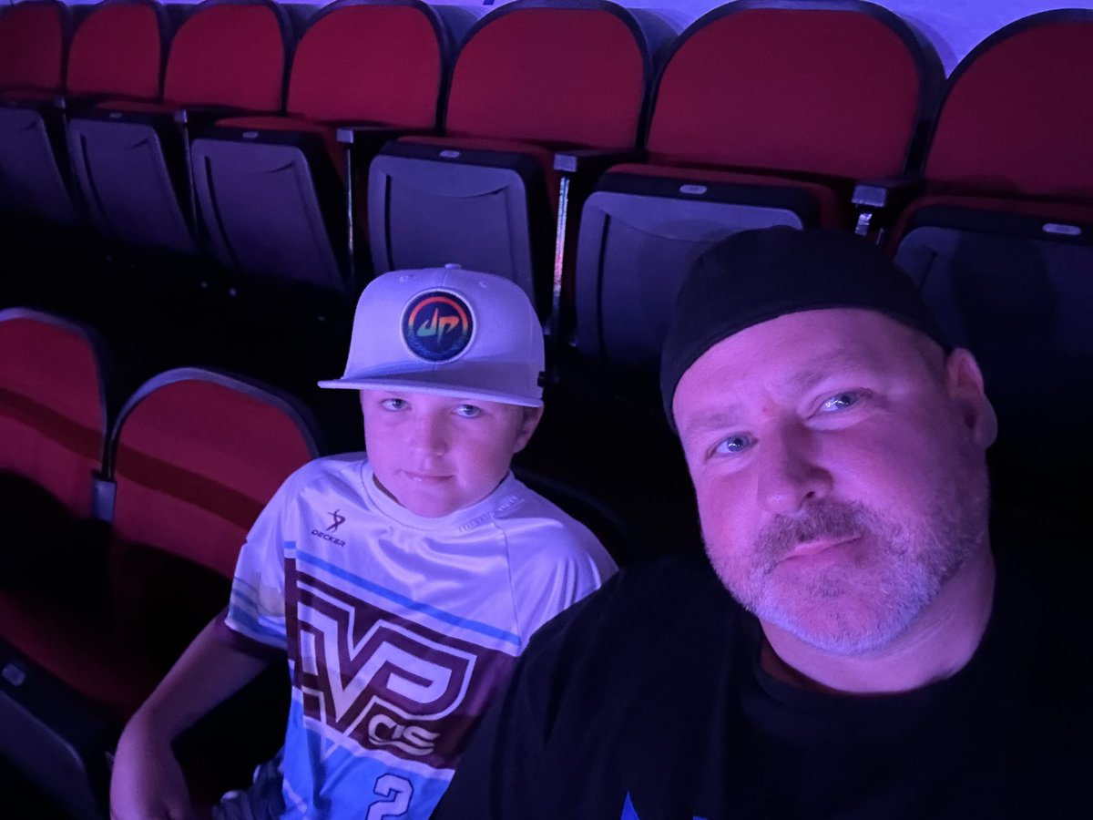 56SMS's tweet photo. #Dudeperfecttour https://t.co/lY86G3y02a