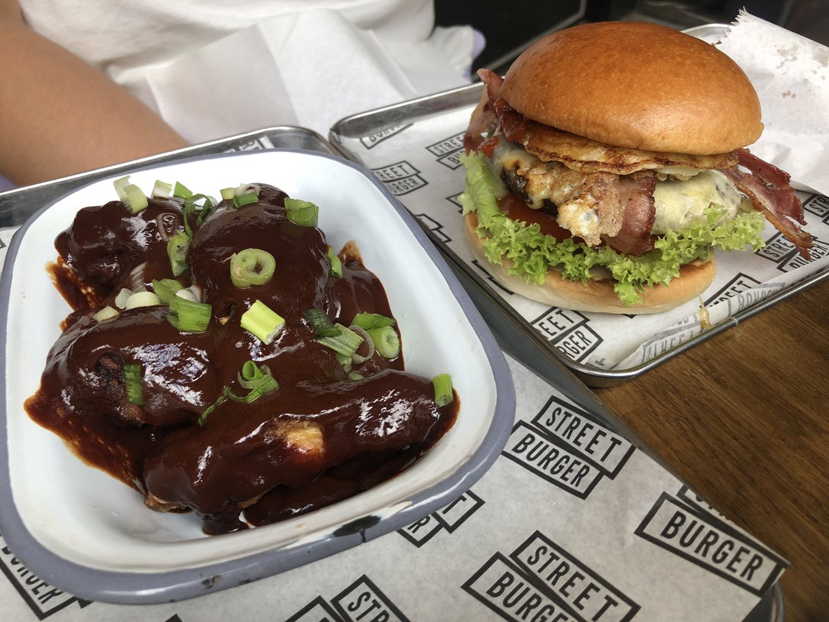 Burgers and wings in barbecue chocolate sauce at Gordon Ramsay’s Street Burger tonight. https://t.co/KPy8Bdh4oo