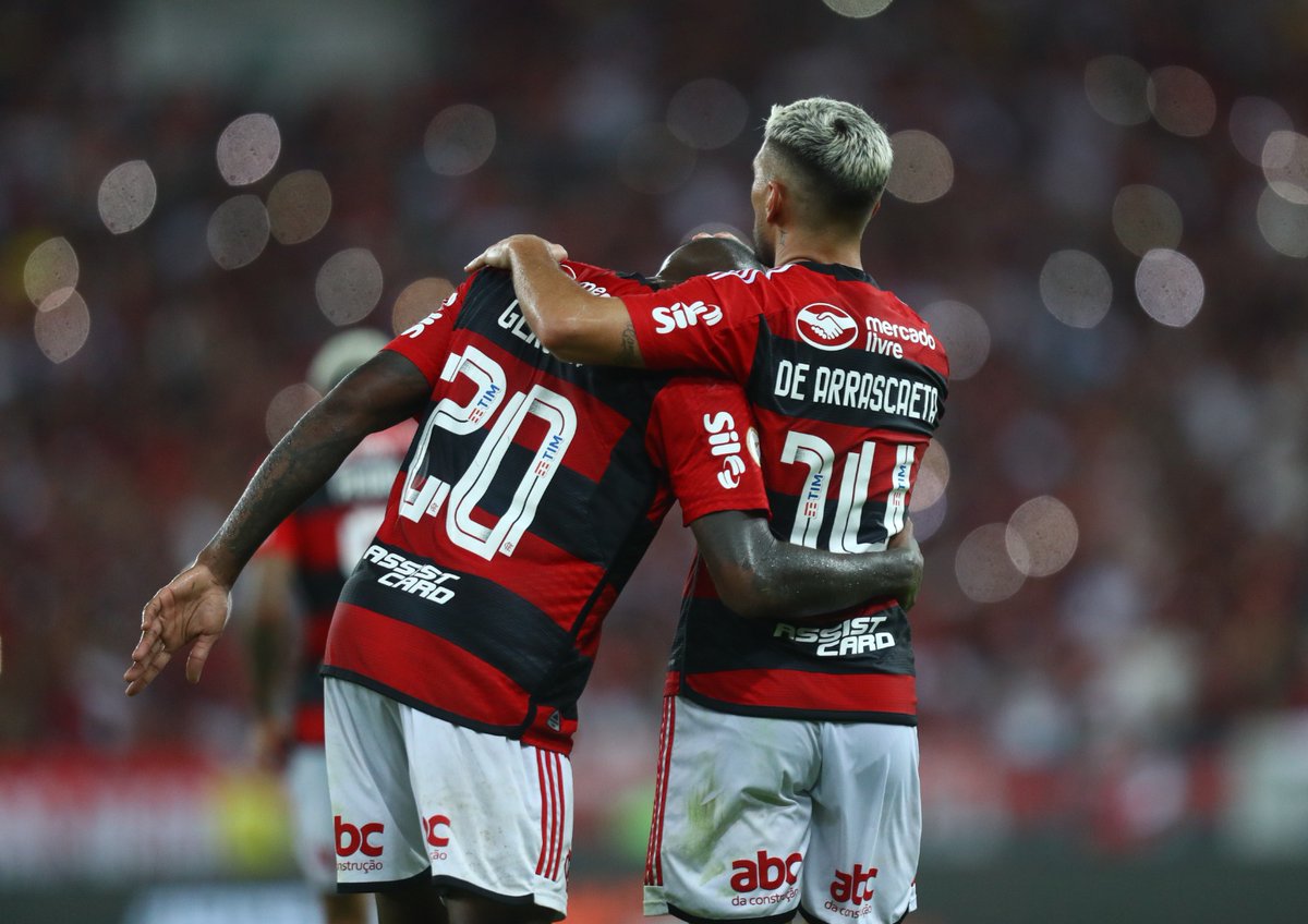 Flamengo's tweet image. Me abrace, amor, com seu calor
Faz pulsar meu coração
Sou 𝙍𝙐𝘽𝙍𝙊-𝙉𝙀𝙂𝙍𝙊 e trago a paz
Nos olhos da geração ❤🖤

📸: Gilvan de Souza/CRF
#VamosFlamengo #CRF