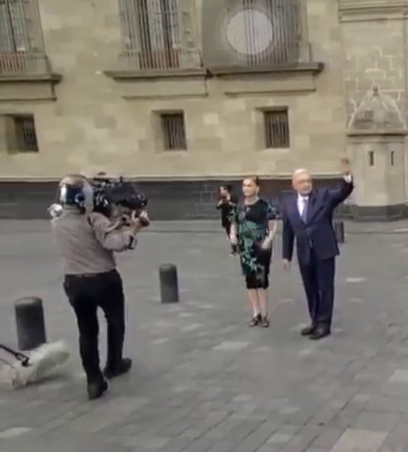 lopezdoriga's tweet photo. El protagonismo del cineasta oficial. Para que lo vea AMLO https://t.co/1ZycYp4zrt