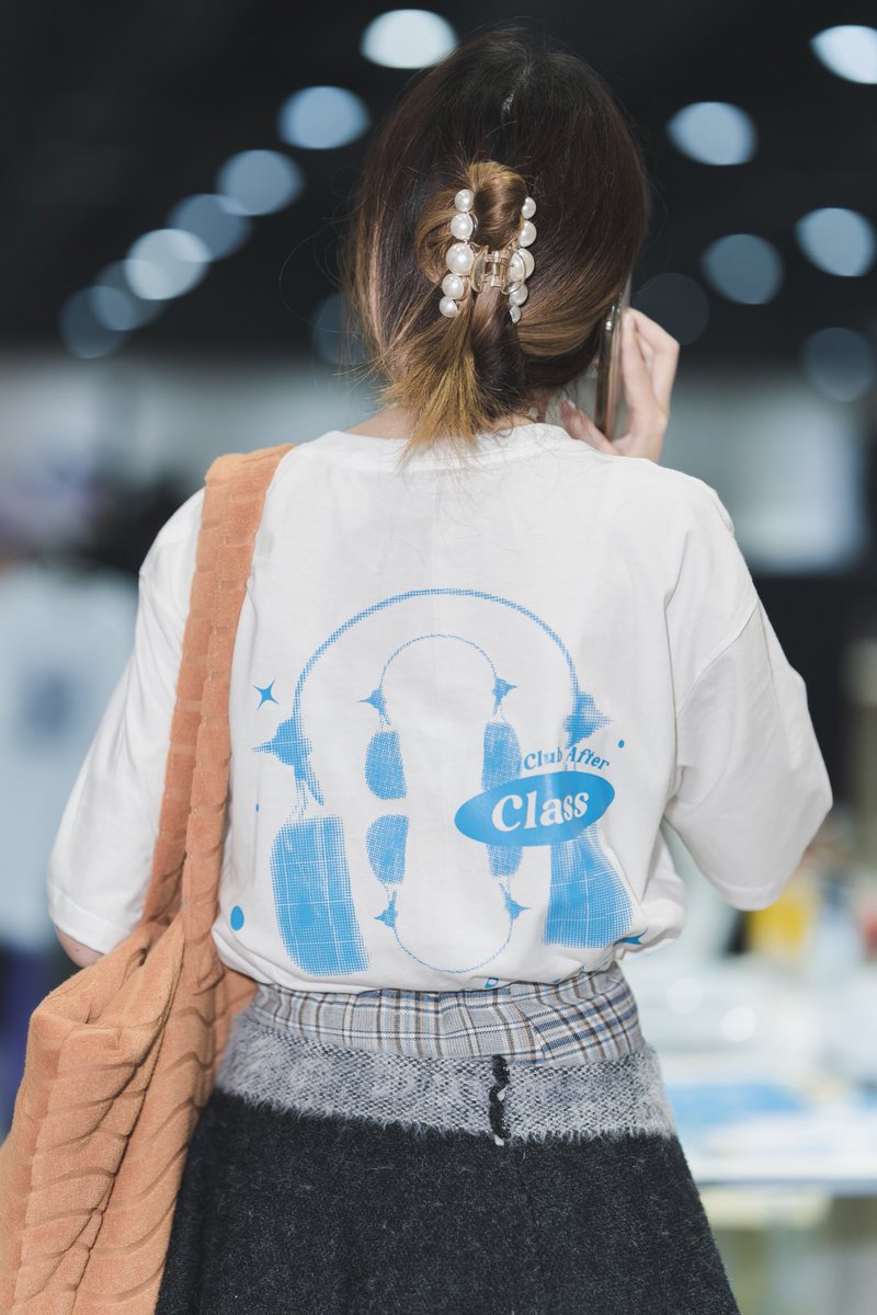 TOSPHOTOGRAPHER's tweet photo. แฟนๆเฟรนส์เตอร์อย่าลืมแวะมาบูท #cac กันน๊าคร้าบ เสื้อ Listen To Good Music น่ารักกก💖
#bambicac #bambiluvthumper
#BambiClubAfterClass💖
#AunaunClubAfterClass💜
#FukiClubAfterClass💙
#immcac #bowimm #bowcac📱
#clubafterclass
#slowsundae🍨
#ninecac 🌌
#cattshirt #cattshirt2023 https://t.co/hXLzNmjrdI