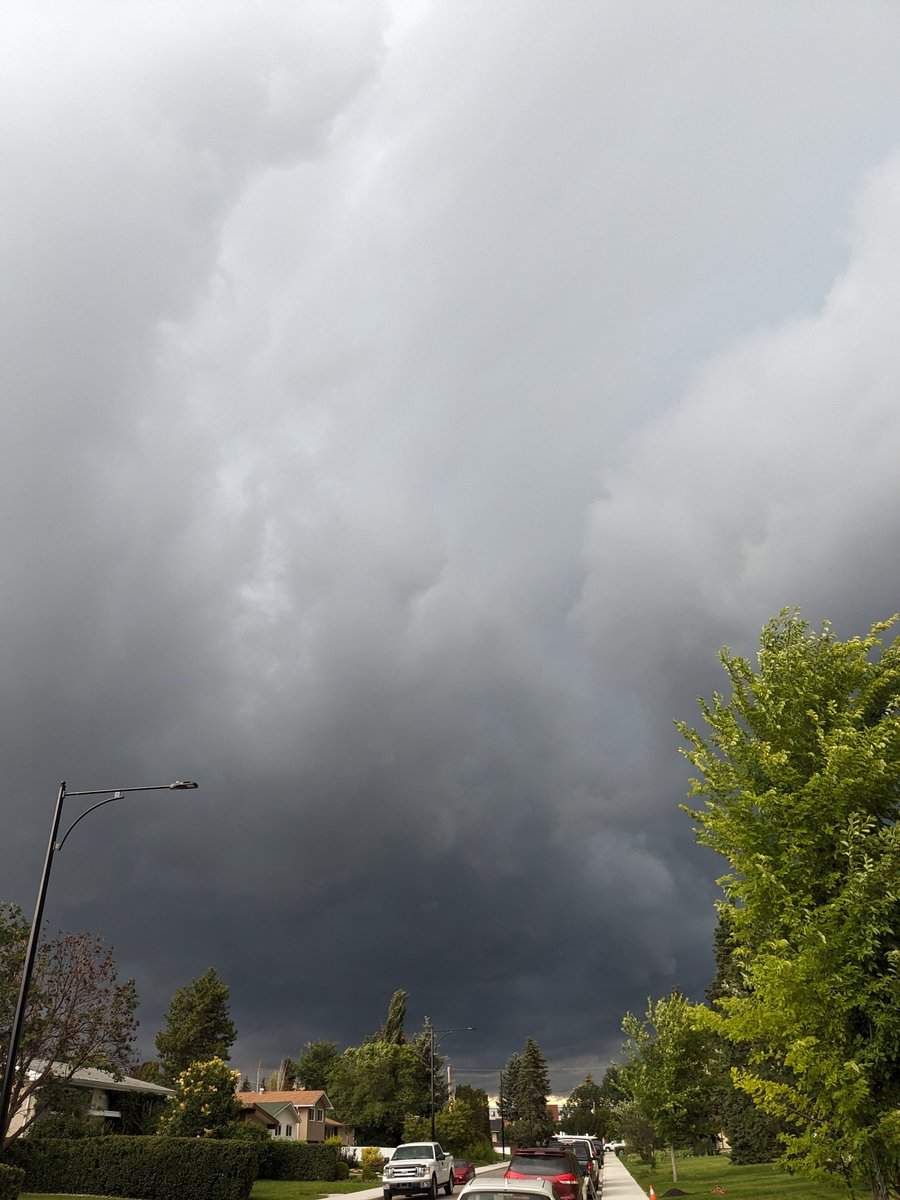 ConMRaa's tweet photo. Hailing now west of Southgate mall. Photo taken just 1m before it started. Looking north. 

#abstorm #yegwx https://t.co/OqC5jKXqb1