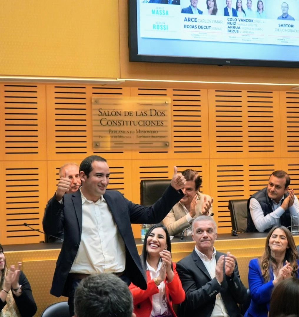 Emocionado y honrado de anunciar oficialmente mi candidatura a Senador por la hermosa provincia de Misiones por el @frenterenovadordelaconcordia 🔴🔵⚪️ Damos un paso adelante juntos como INNOVACIÓN FEDERAL
Prometo en este camino continuar como un defensor apasionado de lo nuestro