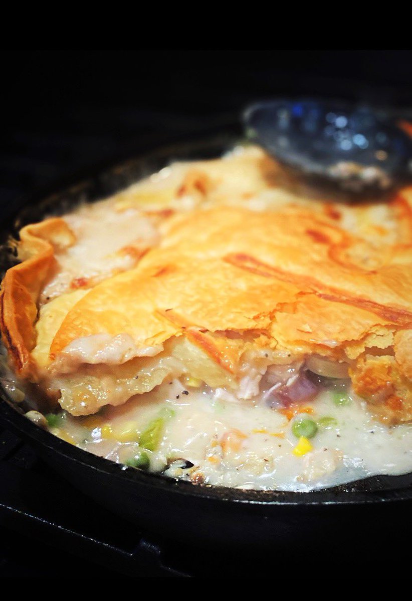 gsdreams's tweet photo. Helloooooo Chicken Pot Pie🤤 #dinner #saturdaynightspecial #secondsplease @smfchicken @Pillsbury https://t.co/m0Xp5obNdZ