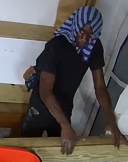 marxshields's tweet image. Be on the lookout for a burglary suspect active in the New Kingston area. 
Work together to identify and apprehend this active criminal. Keep our neighbourhoods safe. Contact #JCF @JamaicaConstab 
@ShieldsCSC 
#CCTV #caughtoncamera #burglarysuspect