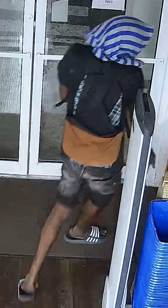 marxshields's tweet image. Be on the lookout for a burglary suspect active in the New Kingston area. 
Work together to identify and apprehend this active criminal. Keep our neighbourhoods safe. Contact #JCF @JamaicaConstab 
@ShieldsCSC 
#CCTV #caughtoncamera #burglarysuspect