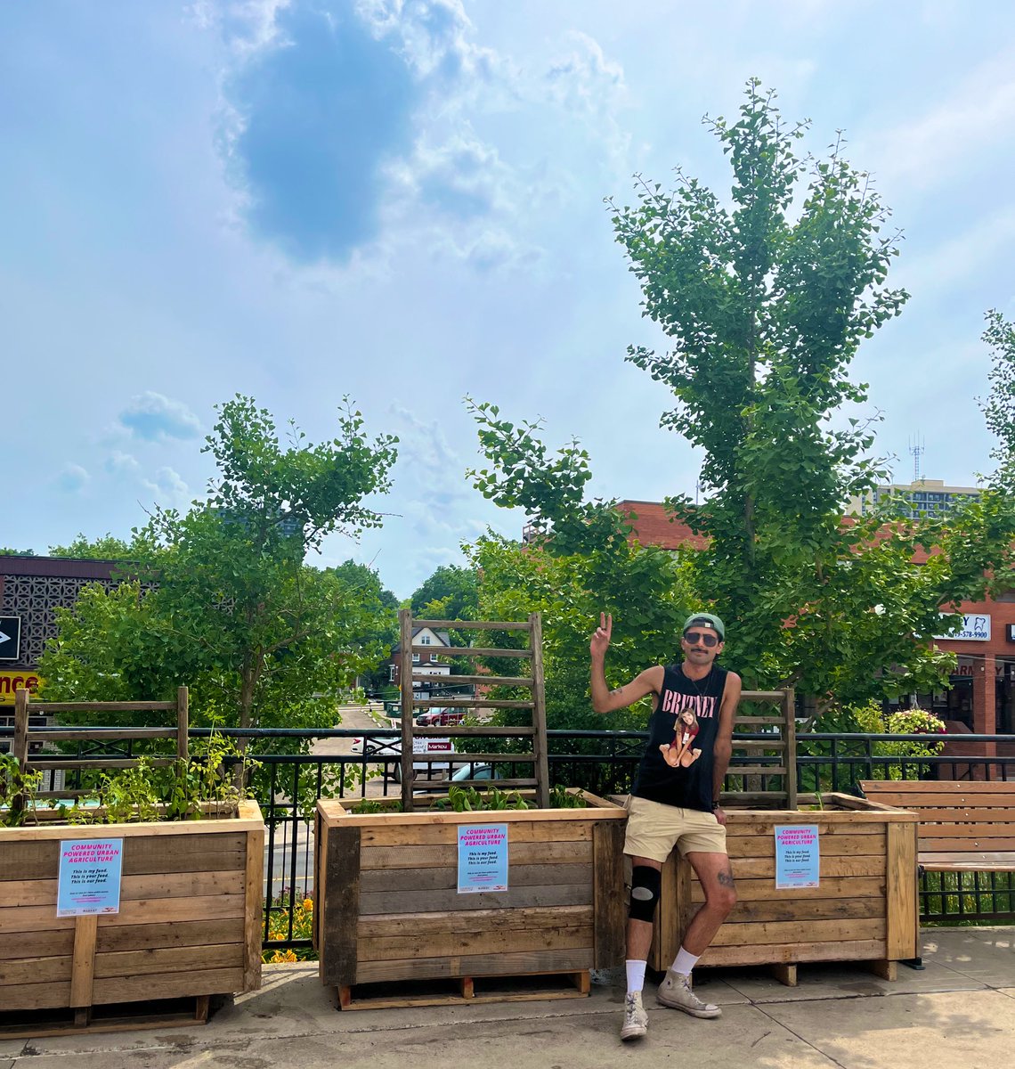 realdealkami1's tweet image. Kitchener, your public-access food plants have all been planted! Let the communal growing season commence!

This is my food.
This is your food. 
This is our food.

🤎🌱✨