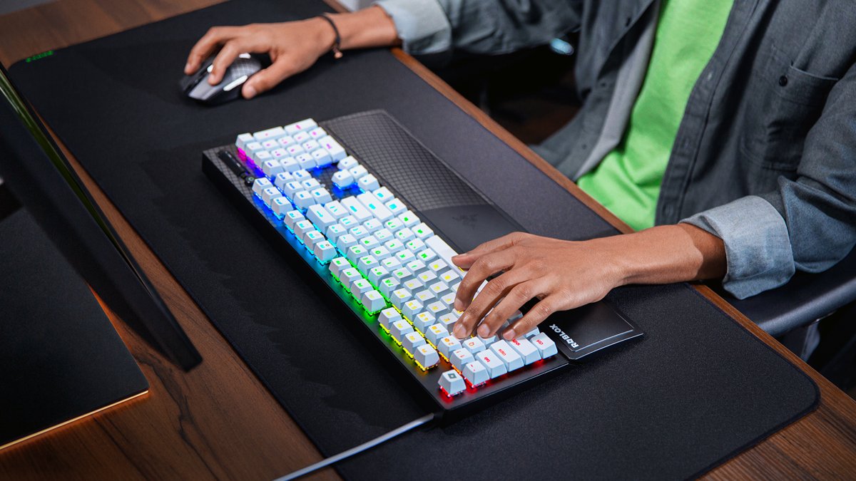 Razer's tweet photo. With the Razer BlackWidow V3 – Roblox Edition, you��re only one keystroke away from a new horizon of endless possibilities and connections: https://t.co/mYpjNXZmfn

#Razer #Roblox #RazerxRoblox https://t.co/euzcn2ZcsX