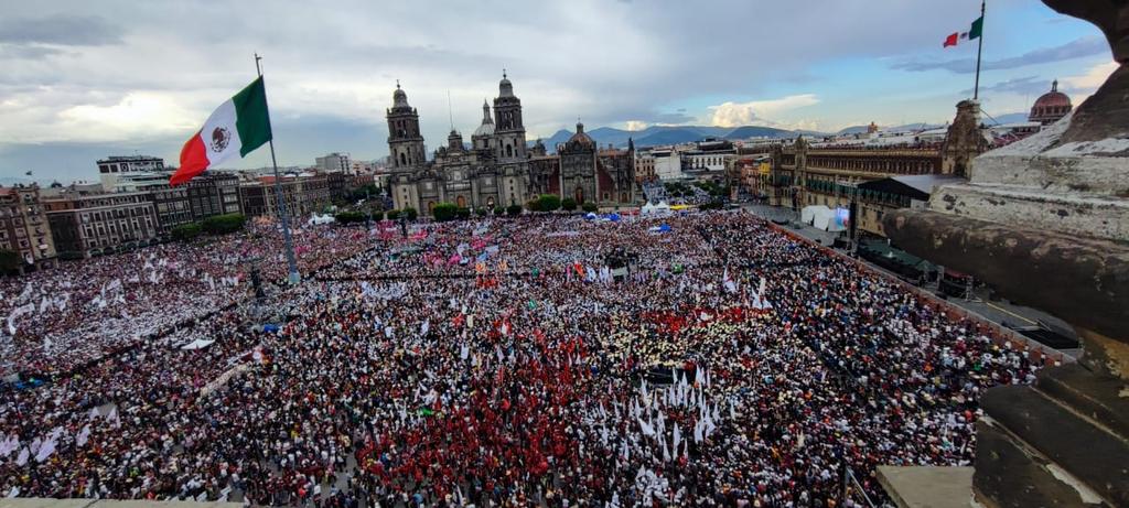 Migue_GomezR's tweet image. Los ciudadanos celebrando. 
#Zocalo #AMLOFest