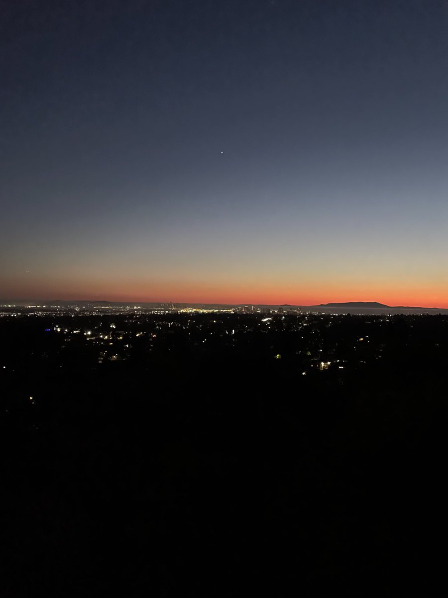 becafloress's tweet photo. it’s been fun twitter 💀 May you rest in piece and may the billionaires who try to own our minds be eaten 💀 enjoy the sunset on your last morning— im on ig @ vatopose tiktok @ paleta de flores https://t.co/eNdbY0wbcB