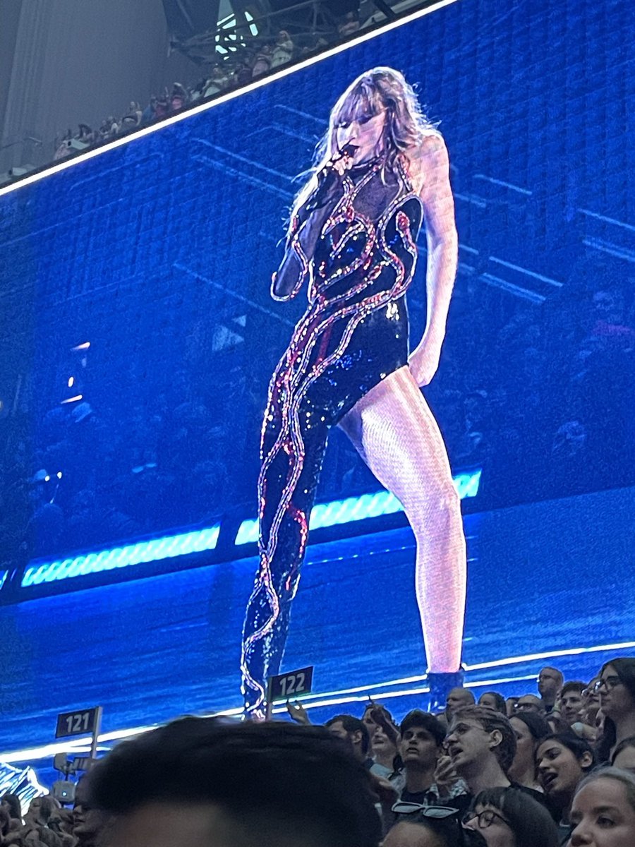 A ROUPA DO REPUTATION

continua a mesma! #CincyTSTheErasTour