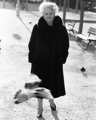 Remembering #OliviaDeHavilland, born #OTD in 1916. Here she is looking as lovely as ever in 1987, in a park near her home in #Paris. She moved there permanently in the mid-1950s. Little wonder, then, that she lived to be 104. 😌💅❤️
