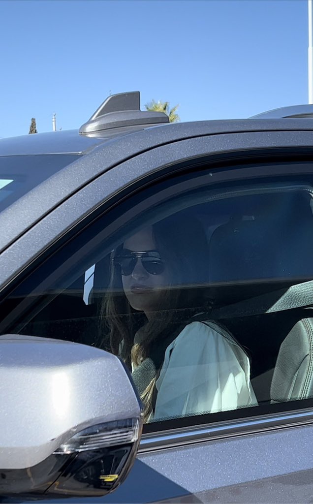 En twitter pregonando austeridad, en la vida real en camionetas ultimo modelo blindadas, con un ejército de guaruras y mandando a la familia de vacaciones en avión privado…

Conozcan a la diputada plurinominal Andrea Chávez, la corrupta e hipócrita.