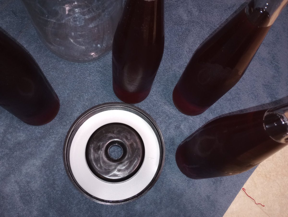 Bottling my pomegranate wine and starting my concorde/blackgrape