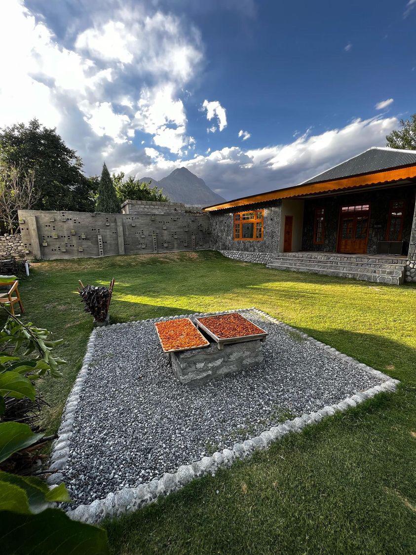 dasebasi1's tweet photo. Goood morning 💜

@LandofPakistan @GBinPictures_ @Cheese_Pakora @Pakistaninpics @PakistanJannatt @Paktourntravel @saiyahtravels @PakistanPlaces @destinationpak @PakistanNature @USAID_Pakistan #GilgitBaltistan #offroader #traveller #hotels #resort #apricot https://t.co/rk5Bc03XUA