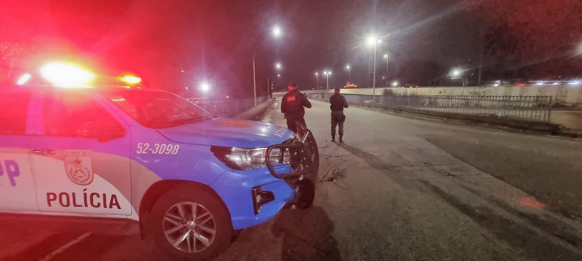 PMERJ's tweet photo. Estamos nas Ruas!
Você já cumprimentou os policiais militares que trabalham com afinco para garantir a sua segurança desde as primeiras horas deste sábado.
#UPPChatuba posicionada na Av. Brás de Pina com Av. Lobo Jr.
#PMERJ #PercursoSeguro #ServireProteger https://t.co/cUksBVeY9C