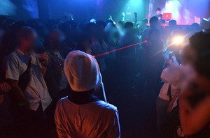 Perry_ppp's tweet photo. @mixer_brandon これは、1998年7月7日にlainファンが自主的に開催した音楽イベント「クラブサイベリア」の中で、主催者によって演じられた寸劇の写真です。#lain20th
https://t.co/ReoiCBG2XX https://t.co/gpELulJSP2