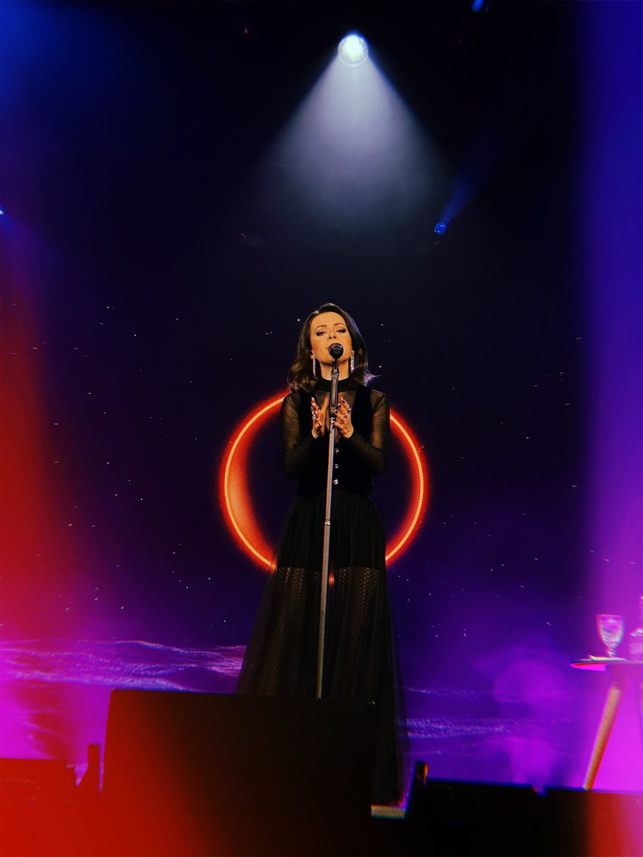 nandoudi6's tweet photo. Com você basta: Estar, Sentir e viver…🎶😍🌷 Assim foi a noite de ontem, recheada de muito amor💜🌷 @sandyoficial 🌷✨SANDY Uberlândia https://t.co/KjfTpHUshN