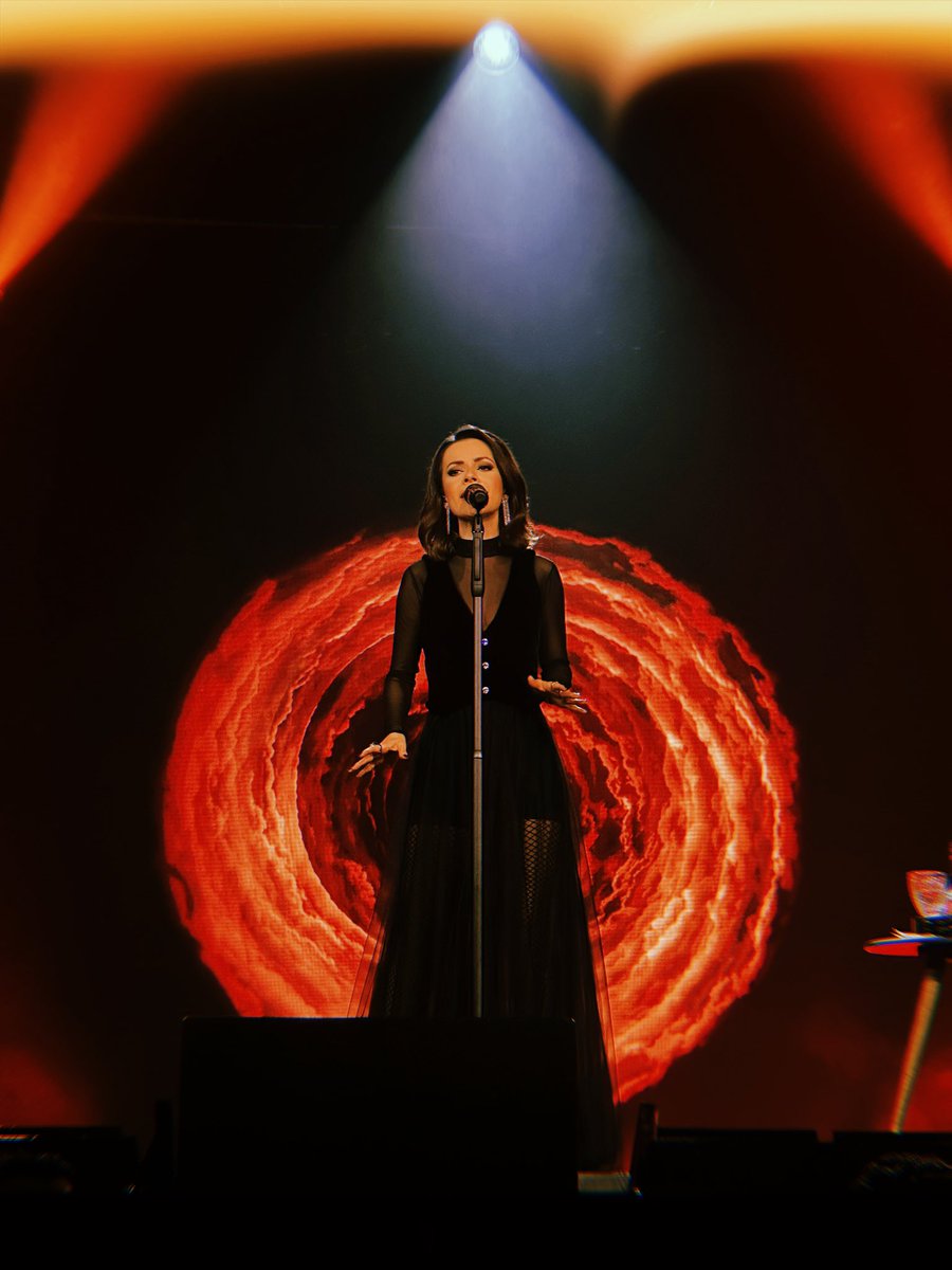 nandoudi6's tweet photo. Com você basta: Estar, Sentir e viver…🎶😍🌷 Assim foi a noite de ontem, recheada de muito amor💜🌷 @sandyoficial 🌷✨SANDY Uberlândia https://t.co/KjfTpHUshN