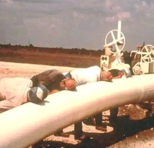 rigfriends's tweet photo. Only oilfield experts can understand what these guys are doing? https://t.co/jEsz7DkU2X