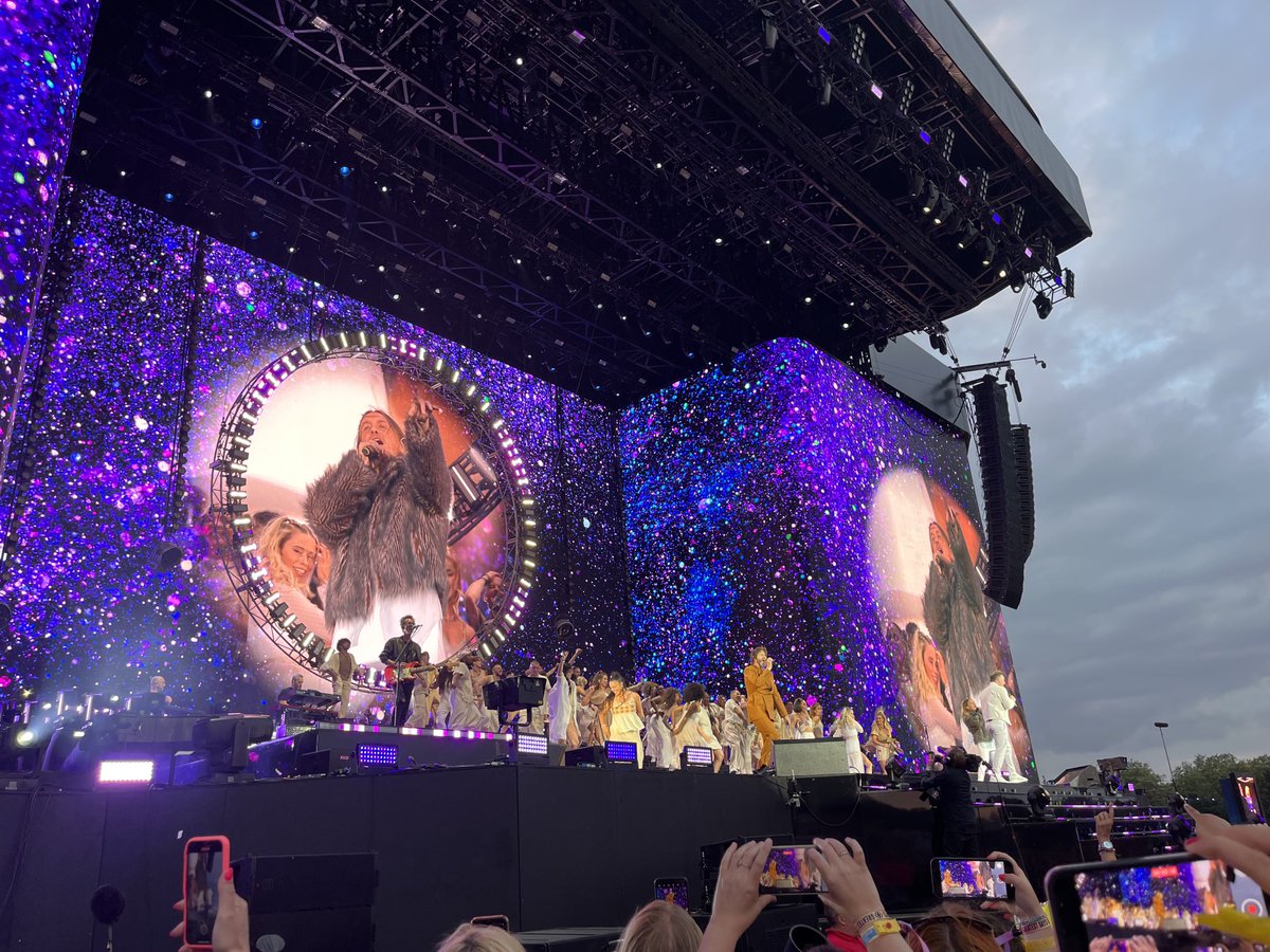 SuzanneRutter's tweet photo. They should prescribe โฆ@takethatโฉ concerts on the #NHS #joydrop there was singing like no one was listening, confetti cannons, #Lulu โฆ@calumscottโฉ, we were right at the front, glitter, epic stage, #Pray dance & the v v bestest girls to share it with โค๏ธ https://t.co/CxJ0JondDP