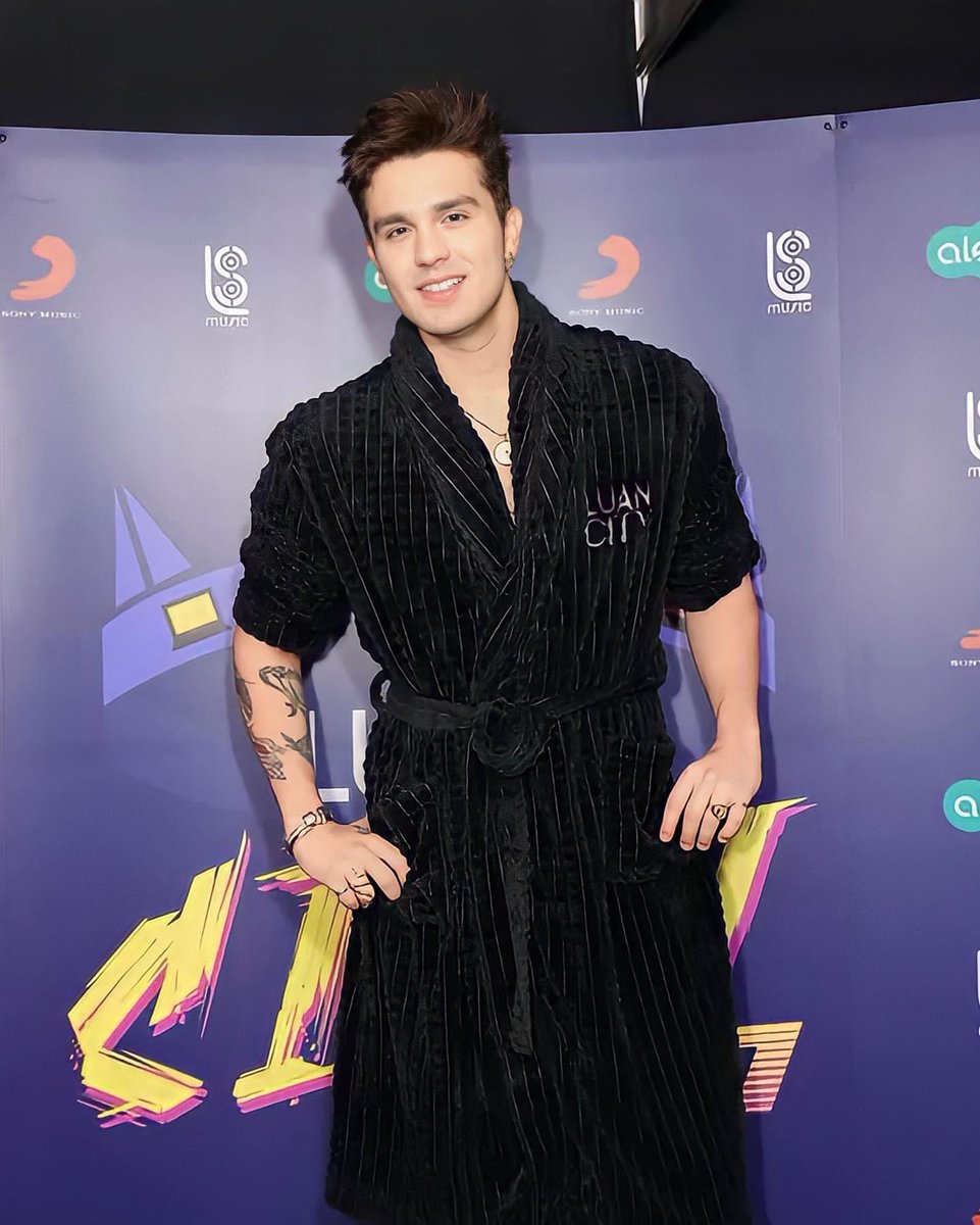 luanmeuviver's tweet image. vocês já apreciaram a beleza do luan santana hoje?