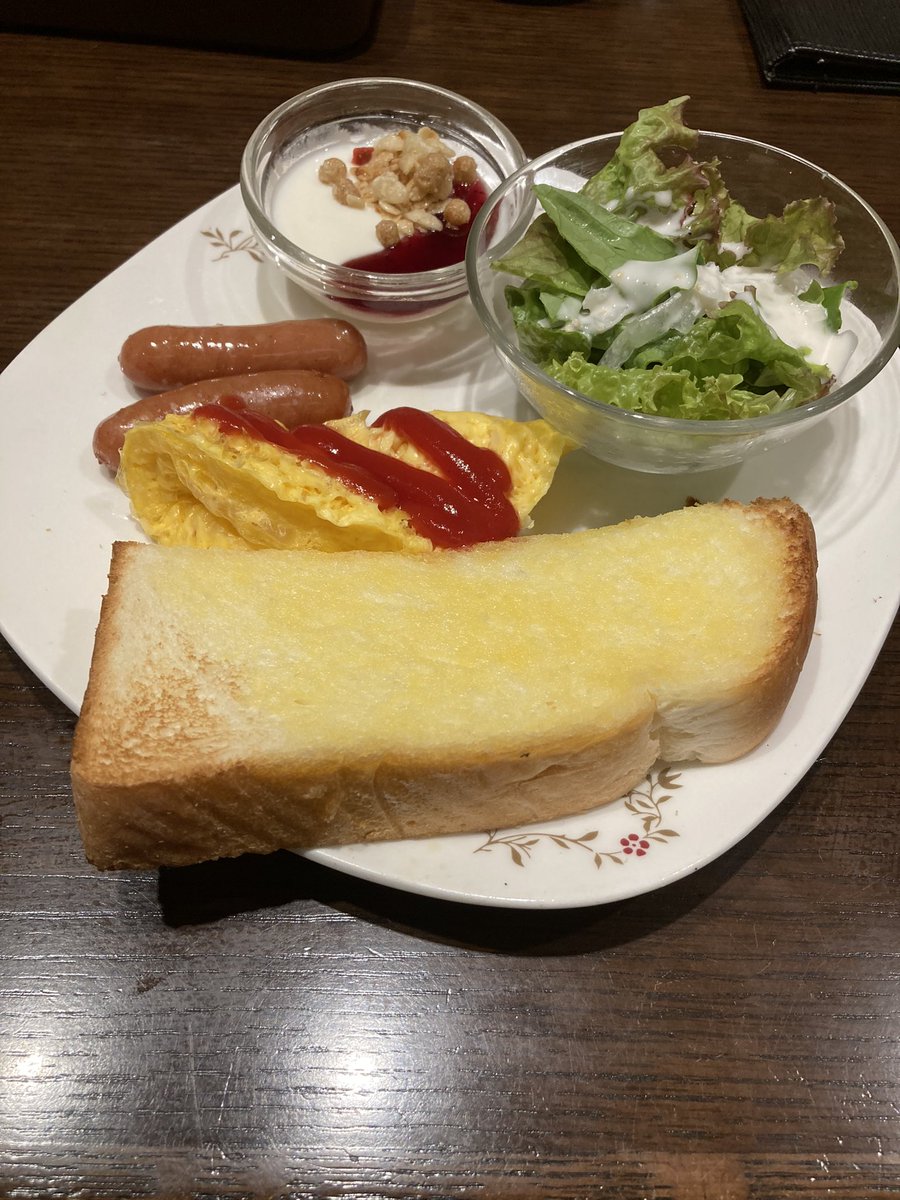 浅井さん！おはようございます😊
ちょっと遅めの朝食は、ビリオン珈琲でのモーニングです🍞❗️
あっ、アイスカフェラテ映すの忘れた💦今から用事で京都へ向かいます🚗³₃
 #起きたら802