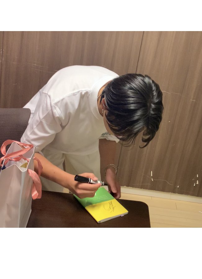 yuzu_min818's tweet photo. ゆずが金沢の空の下でRitaを開催している頃、ゆずっこ真翔くんのワンマンライブに横浜に行っていました♪楽屋訪問のサイン、ゆず手帳にいただく💛ゆずも真翔くんもいい歌唄う〜
#_0709mf
#舟津真翔
#ゆず
#ゆず手帳 https://t.co/coGPwuuBy6