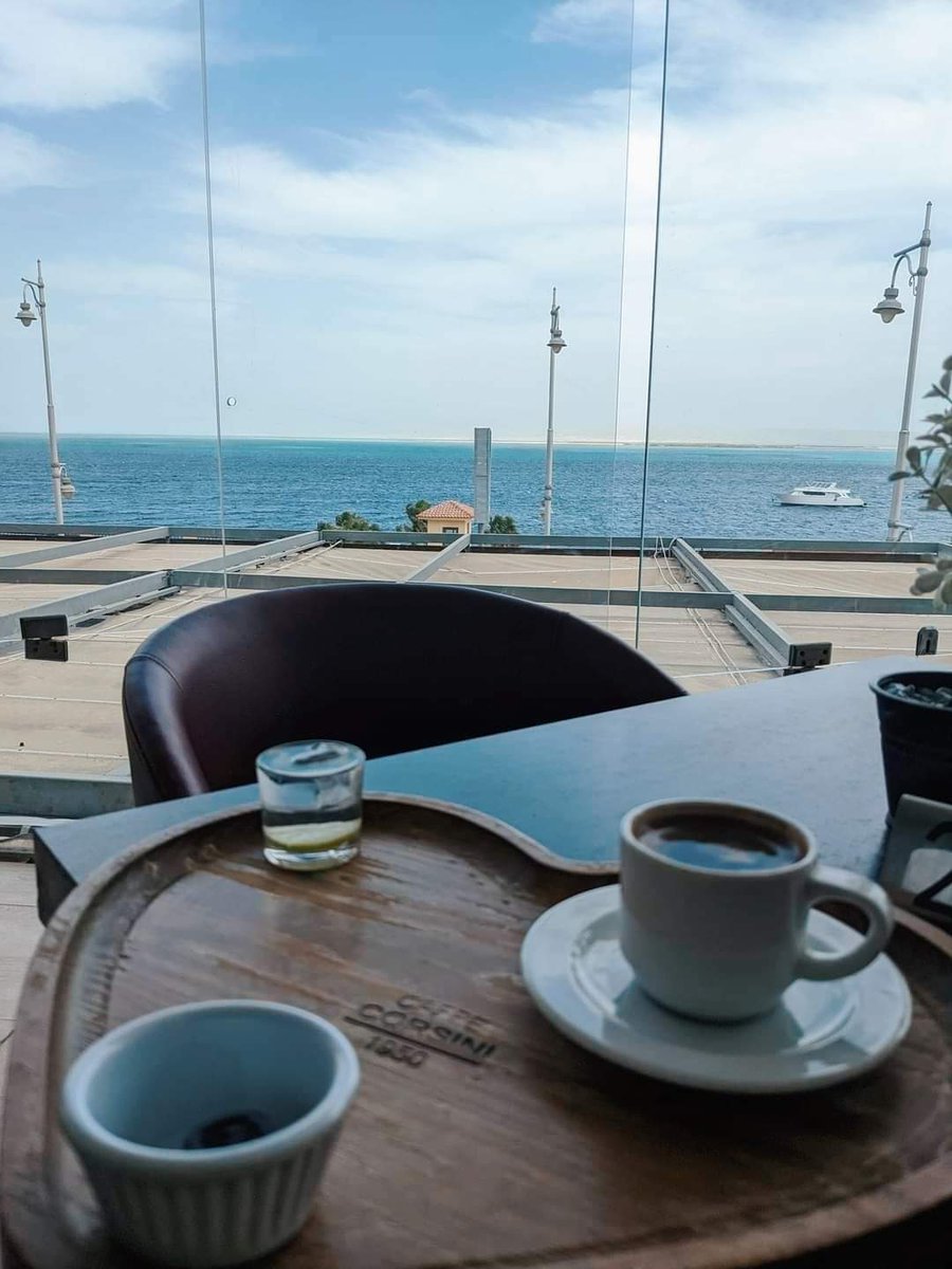 تبقى على البال لو تاهٺ خطاوينا
يردّك الشوق لو انّ الجفى طوّل .