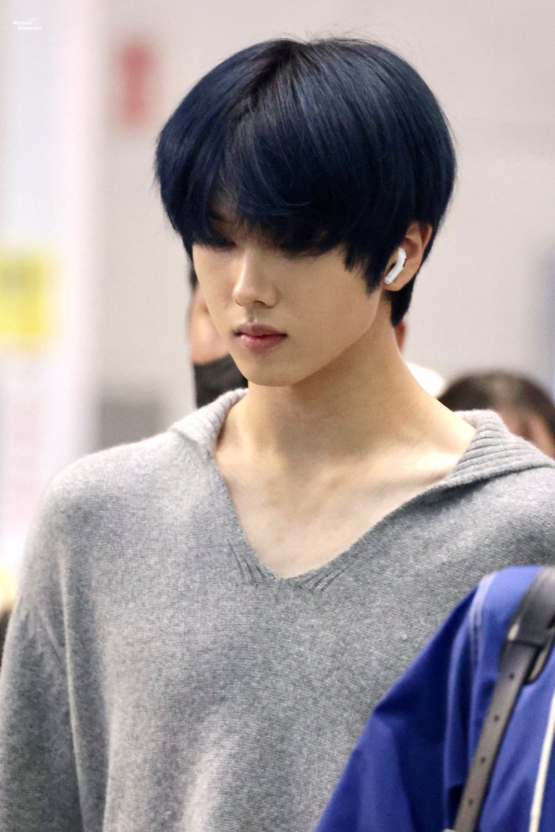 รู้สึกว่าเดี๋ยวนี้จีซองเริ่มแต่งตัวแบบเป็นหนุ่มละ แล้วหลังๆมานี้ก็เริ่มใส่เสื้อคอกว้างๆโชว์ไหปลาร้าแปลกตาแต่มันก็หล่อดี