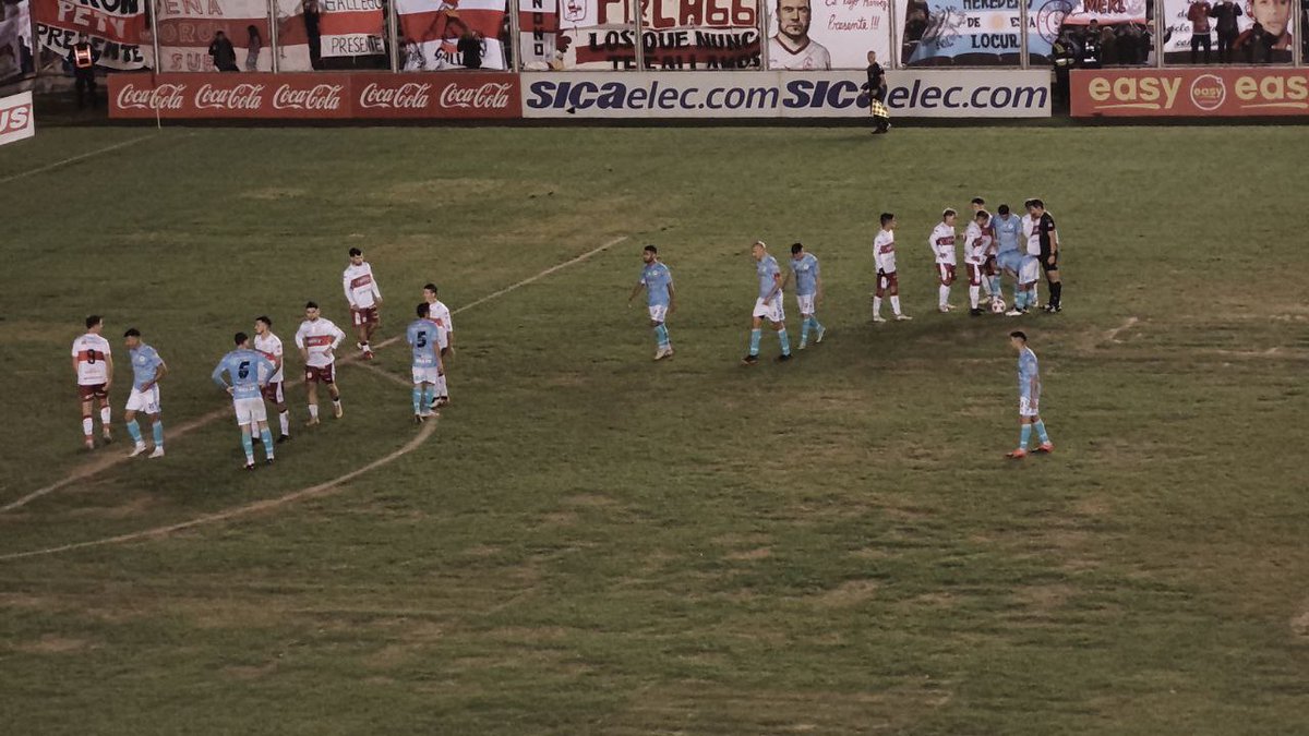 juntoalgallo's tweet photo. Final del partido...ganooooo MOROOOOONNNNNN!!!!!...

Morón 1 - 0 CADU ...

⚽ Rescaldani 

vamosss Moron carajoooooo!!!!!!.. ⚪🔴⚪

#depmoron #moron #clubdeportivomoron #somoseloeste #juntoalgallo #ilusionintacta #PrimeraNacional #cdm #moronmoron #VamosGallo #Fecha23  🐔 https://t.co/za2zcBlbtd