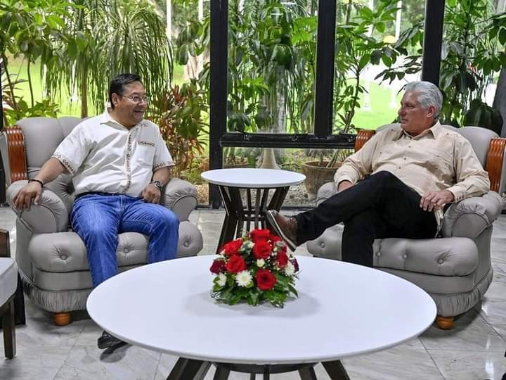 Bienvenido a #Cuba <a href="/LuchoXBolivia/">Luis Alberto Arce Catacora (Lucho Arce)</a>!!!

Tras su llegada sostuvo conversaciones con nuestro presidente <a href="/DiazCanelB/">Miguel Díaz-Canel Bermúdez</a>.

Se fortalecen los lazos de amistad entre #Bolivia 🇧🇴 y #Cuba🇨🇺

#CubaNoEstáSola
#Redbeldes