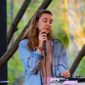 Don't miss our sound walk at the Evanston Ecology center on 7/8 hosted by @paigealicenaylor ! Paige is a Chicago-based artist &amp; educator working within the realm of sound and much more.

Registration and more information is available at our website: 
ecovoiceproject.org/ecovoicefestiv…