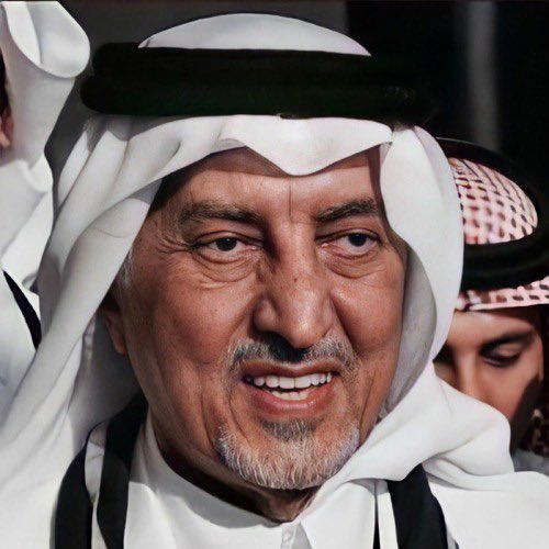 يقول خالد الفيصل ::

كاسٍ مليته بالوفا لا تكبّه
خله يبلل بالوصل يابس الريق
صبّه بقلبي ثم ملّه وصبّه
وان كان ودك غرِّق القلب تغريق
دام الهوا راسي وراسك يهبّه
خذ سجةٍ ترى زمانك توافيق
ترى حلاة العمر مع من تحبه
شخصٍ تريده من جميع المخاليق