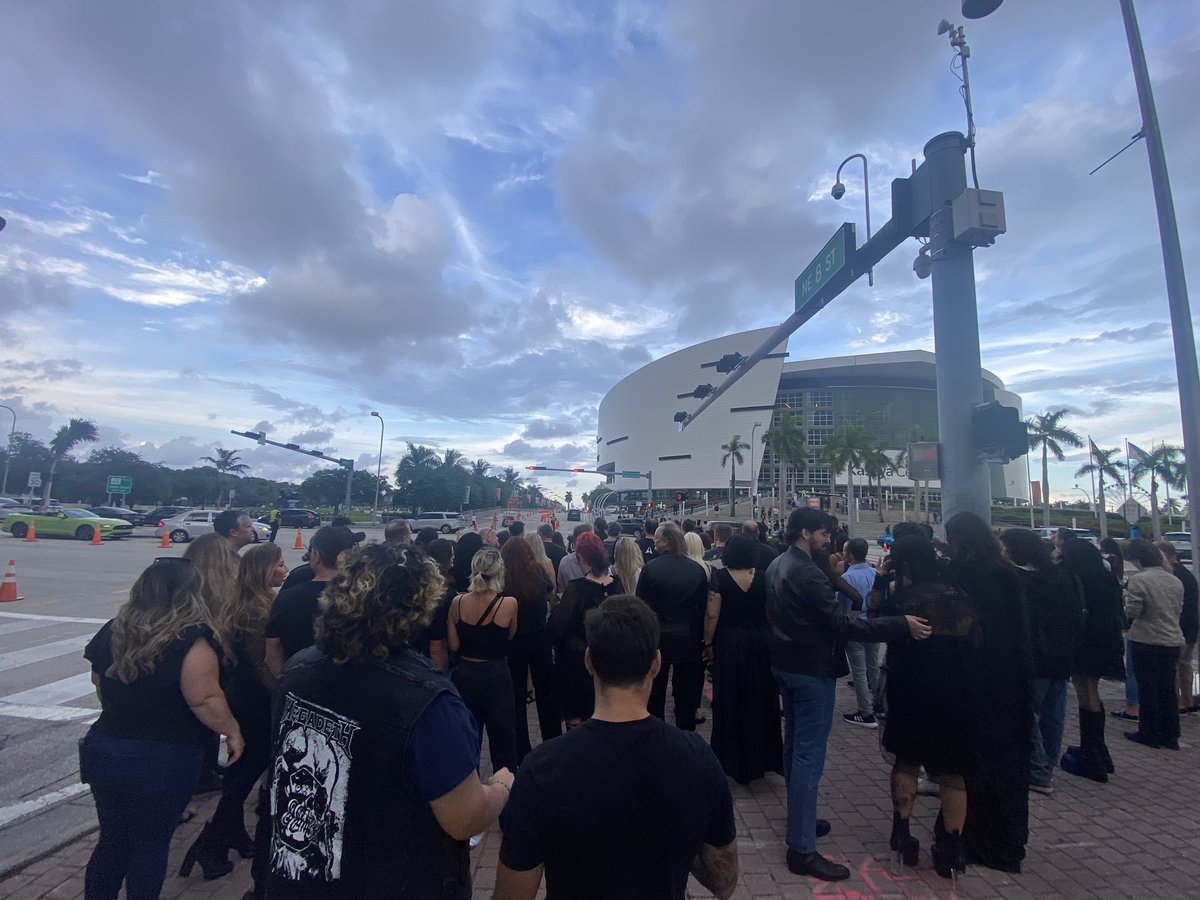 fsutoby's tweet image. Enjoying @thecure at @KaseyaCenter with @xwOBAiley and his girlfriend. Good times! #InBetweenDays #Miami