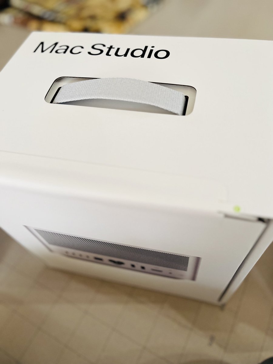 yasuo_sakai's tweet image. ついに来てしまったよ。
#MacStudio 
さて、移行作業だが……
ゆっくりやろう！
｡+ﾟ(σ&apos;∀&apos;)σﾟ+｡