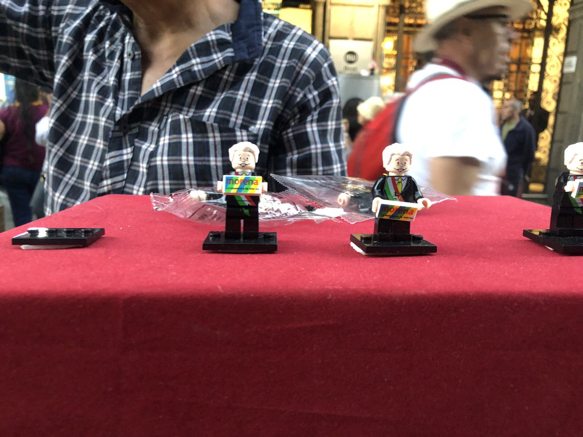LuisBaladez's tweet image. ¡Llévele, llévele! ¡Es el artículo de novedad! Es el AMLego, la figura para armar del presidente @lopezobrador_ que se estrenó en el #AMLOFest en el #Zocalo. Va calado, va probado. @GobiernoMX @JesusRCuevas