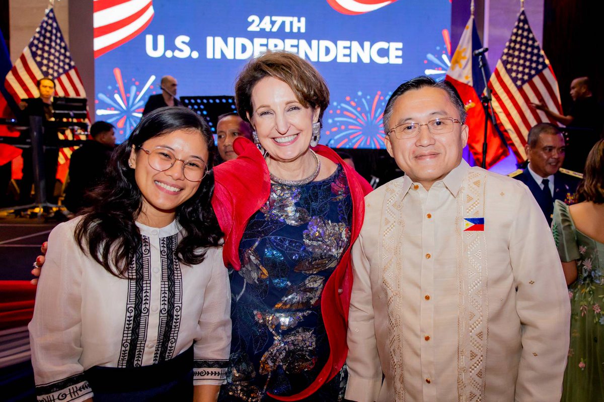 TINGNAN | Muling tiniyak ni House Speaker Martin Romualdez kay United States Ambassador to the Philippines MaryKay L. Carlson ang pagnanais ng bansa na lalo pang patatagin ang alyansa sa pagitan ng Pilipinas at US.

Kasunod ito ng pagdalo ng House leader sa selebrasyon ng
