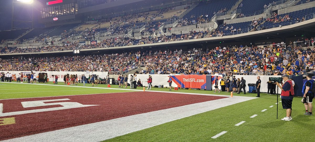AceUFM's tweet image. Pretty good crowd here in Canton! Not sure how it sounds on TV, but its loud here! #USFL #USFLNetwork