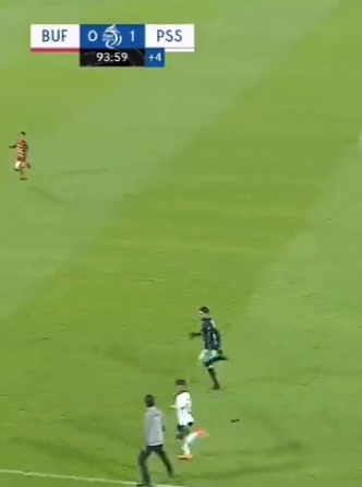 Momen pelatih Bali United Teco 'ganggu' striker PSS Sleman Hokky Caraka saat mendapat peluang emas di menit akhir dengan 'masuk' ke dalam lapangan. 

Teco sudah diganjar kartu kuning oleh wasit, tapi apa kira-kira sanksi itu sudah cukup?

#Liga1 #BaliUnited #PSS